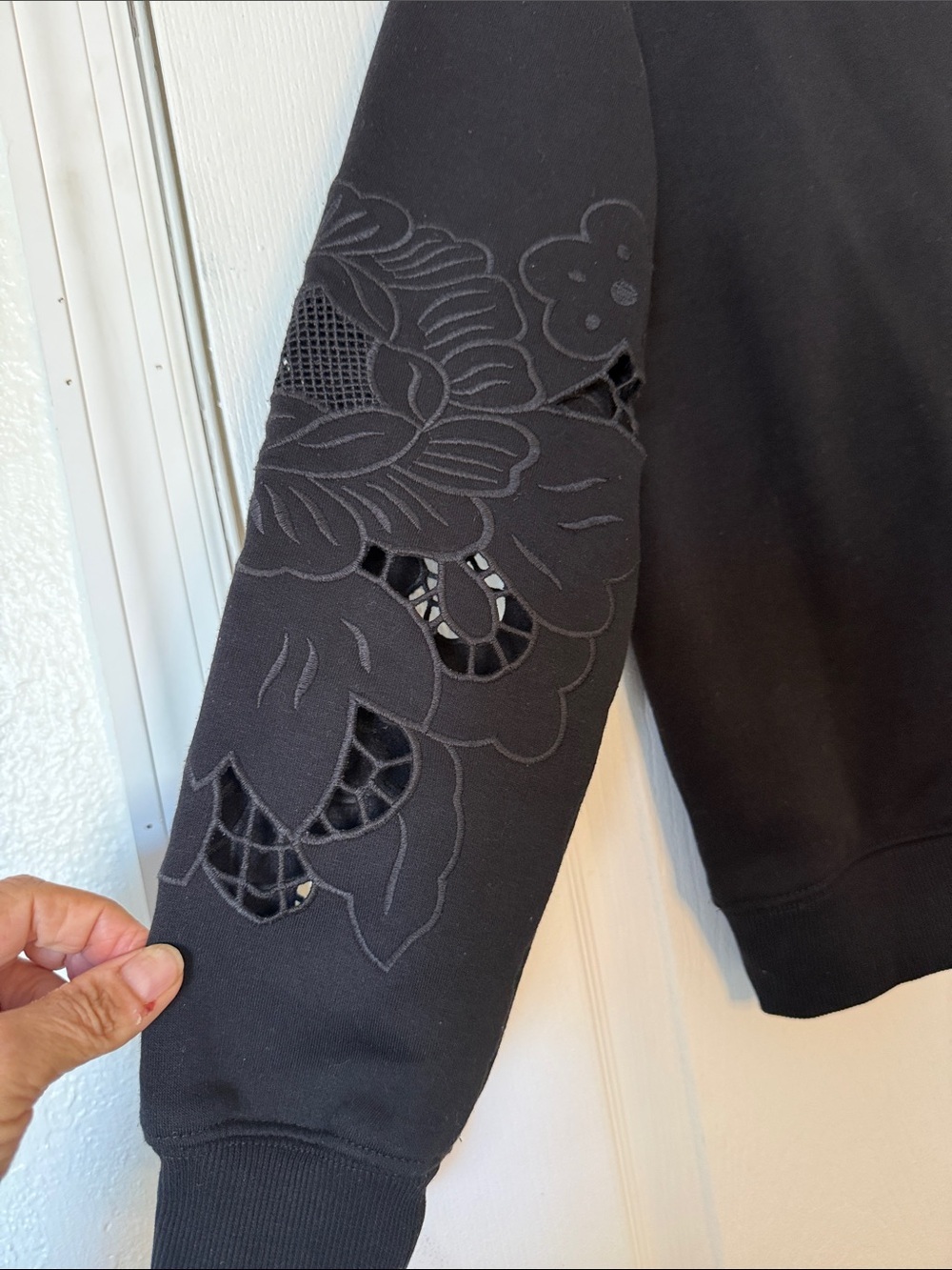 Bailey 44 Black Floral Cutout Sleeve Sweatshirt Pullover Crew Neck Size Small - Picture 8 of 9